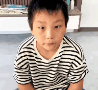 二年级小孩把语文书泡烂了，怕挨骂，硬是花三天手搓出一本新的，连背面条形码都1比1复刻，你敢信？
事情不复杂。水杯盖没拧紧，水在书包里悄悄渗了一路，放学掏书一看，纸页鼓得像发面馒头，字晕成一团。一般孩子碰到这情况，要么藏着装没事，要么红着眼圈认错。这孩子偏不，翻出白纸和水彩笔，对着原书一页页临摹，课文