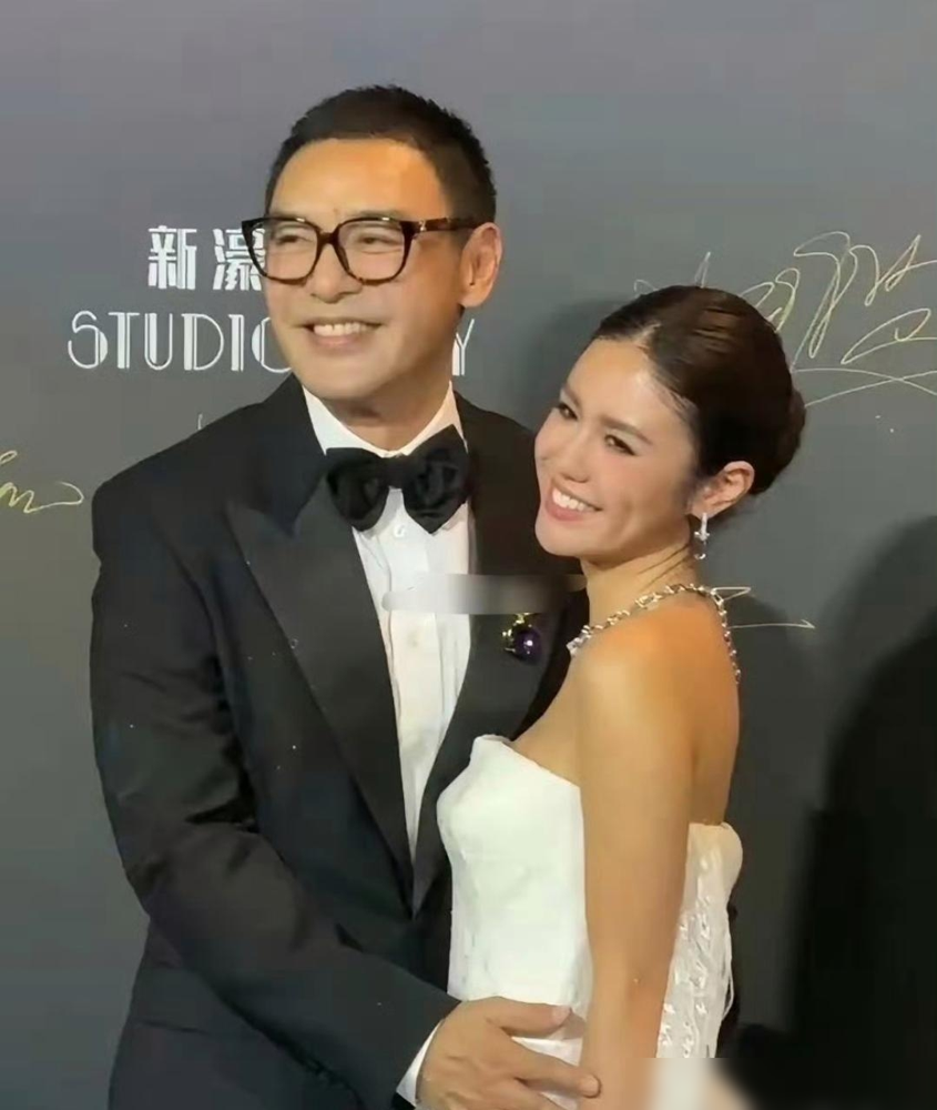73岁钟镇涛牵着女儿走红毯，评论区炸了：这哪是父女，这是复制粘贴。
钟懿今年21，从2岁被抱上红馆舞台开始，这张脸就没浪费过。7岁走珠宝秀，8岁跟老爸上湖南台，13岁出合唱单曲，18岁生日钟镇涛特意甩出同角度对比照。眼睛、嘴角的弧度，连笑起来的肌肉走向都一模一样。
网友扒出她从小到大的照片，发现