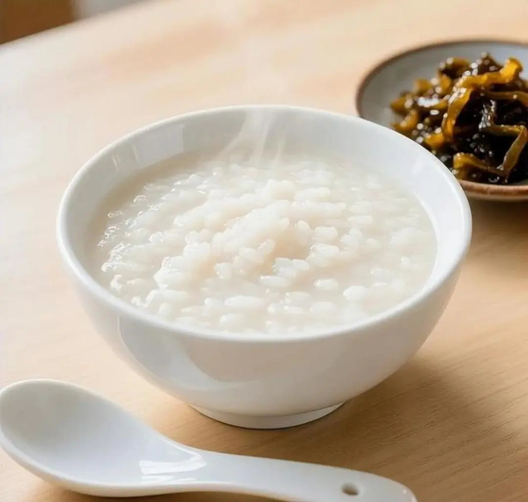 别再神化白粥了！它真没你想的那么养人。白粥里最主要就两样：碳水化合物和水，而且水的占比更高。至于蛋白质、维生素、矿物质等其他营养，少得可怜。所以，喝白粥别指望补多少营养，它最大的作用其实是补水、好入口、好消化，给肠胃一点温柔。白粥可以喝，但别把它捧成万能养生餐。想营养均衡，记得配点鸡蛋、肉和蔬菜！