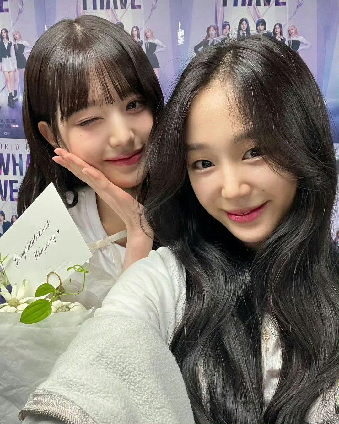 #李珠英疑似和张元英一起庆生#和好闺蜜一起庆生很甜蜜呀，之前ive第一次世巡首尔首场李珠英也去看了还送了花 ​