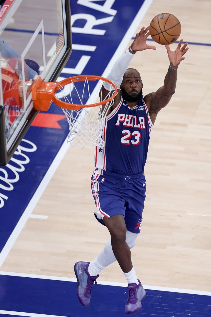 传奇继续！勒布朗·詹姆斯迎来生涯第24个NBA赛季的正式首秀，身披76人战袍对阵卫冕冠军尼克斯，交出14分9篮板7助攻1抢断1盖帽的全面数据，带队拿下胜利。
老詹全场出战32分钟，把重心放在梳理进攻、串联全队。比赛末段，他送上一记关键封盖，稳住球队防线，还命中关键罚球顶住对手反扑。
从冲锋陷阵的攻坚