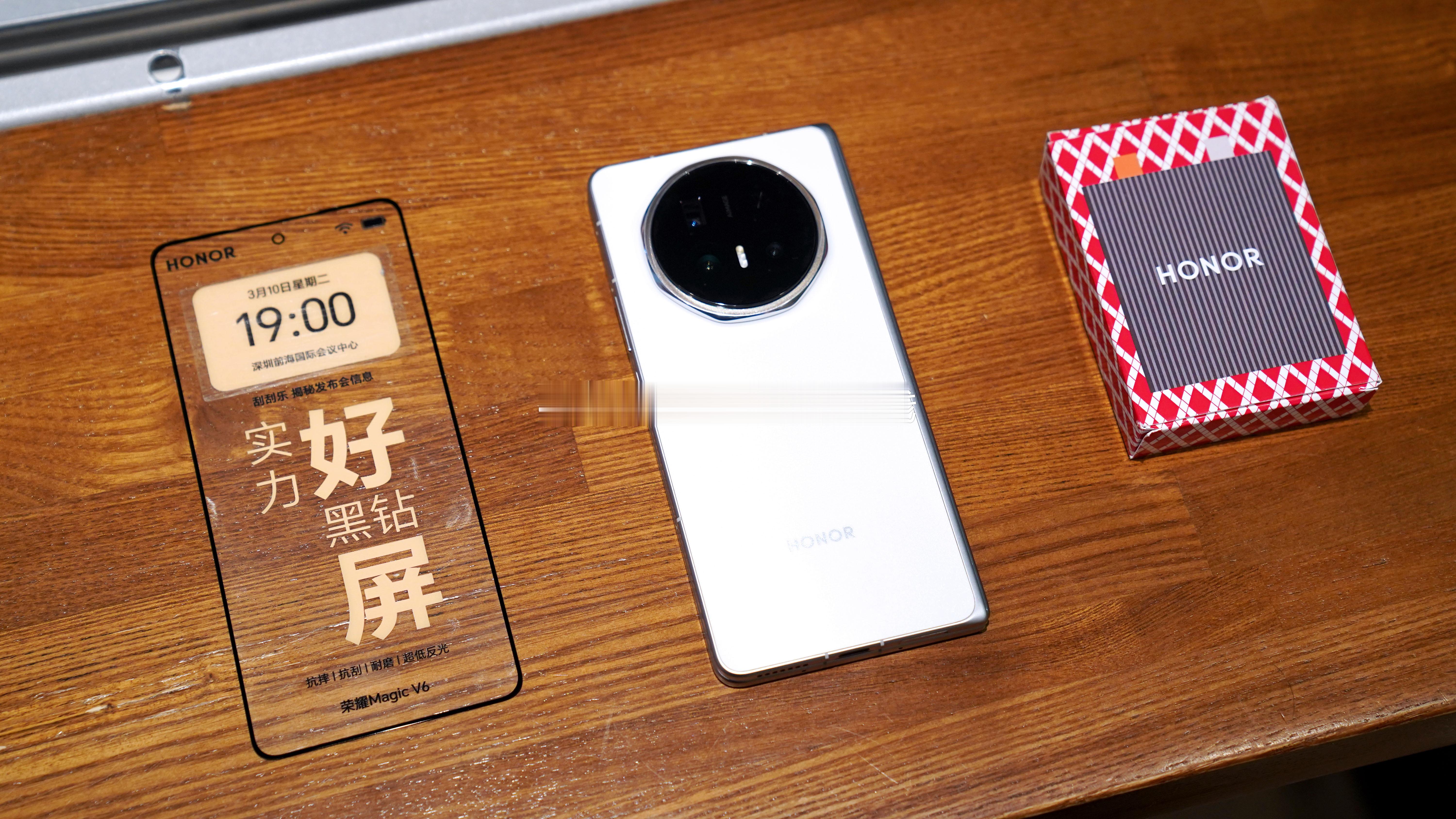 讲到这个，你就不🉐不想到当时的#荣耀MagicV6#的这块黑钻屏了，当时是给发了一块demo屏幕，这块屏幕从发布到现在，我就没怎么保护过，现在依旧没啥问题，没贴过膜的更加能说明问题
看了下9月发布的新机，涨价是共同的，但是体验要升级呢，好像这几天热搜都是屏幕，那么给大家揭示一下，#荣耀Magic9#  ​