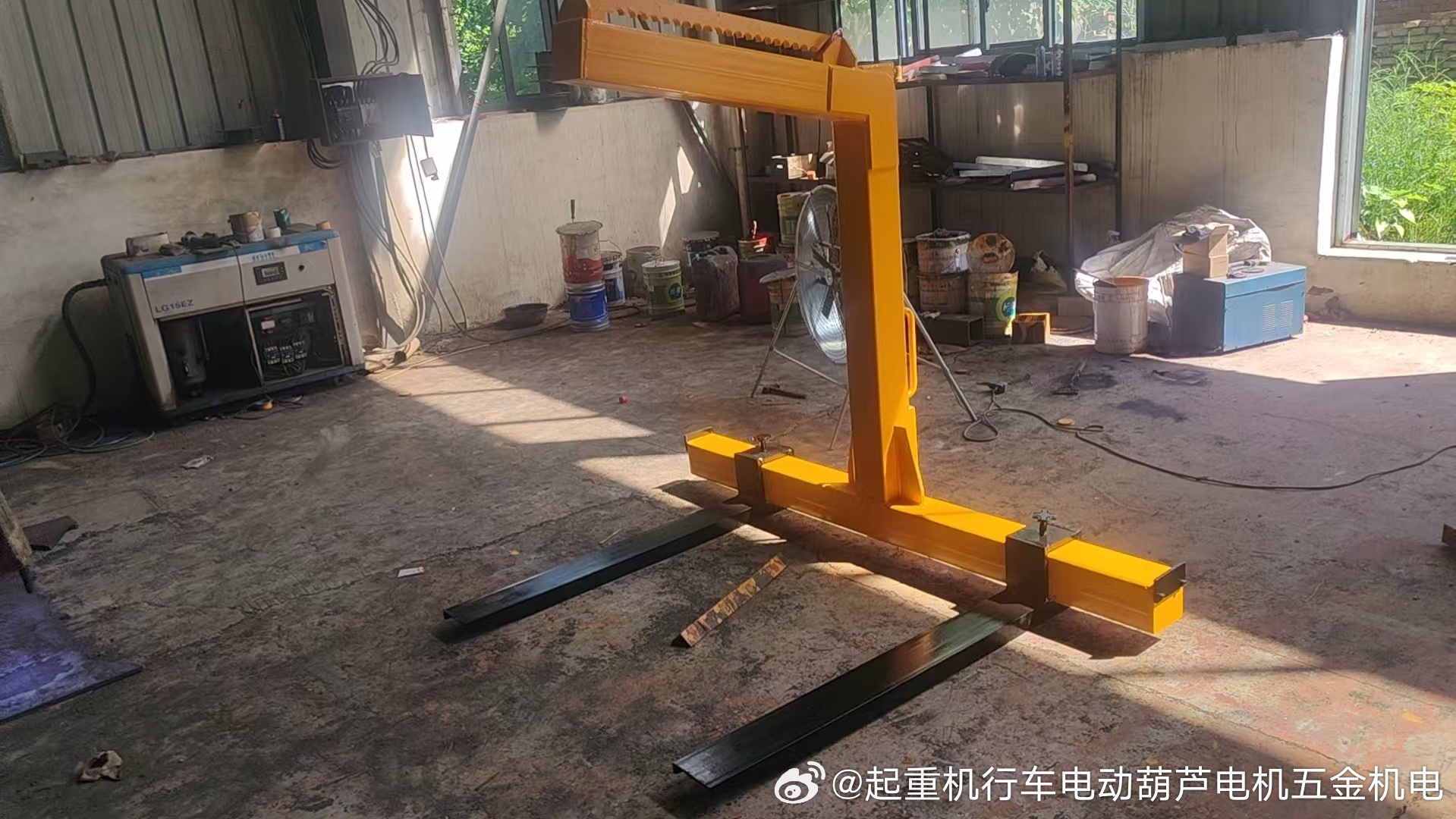 非标定制起重机吊具Crane sling货叉吊具起重量3t开口高度1350，叉齿长度1200，叉齿满外最大2米。吊重3吨。平衡吊叉行车吊车托盘吊运吊装起重工具手动调节货叉专用吊具，平衡吊叉行车吊车托盘吊运吊装起重工具手动起吊机货叉吊具升降机，手动托盘吊平衡吊叉起吊机1/2/3/5吨自动平衡货叉起重工具，平衡吊 ​