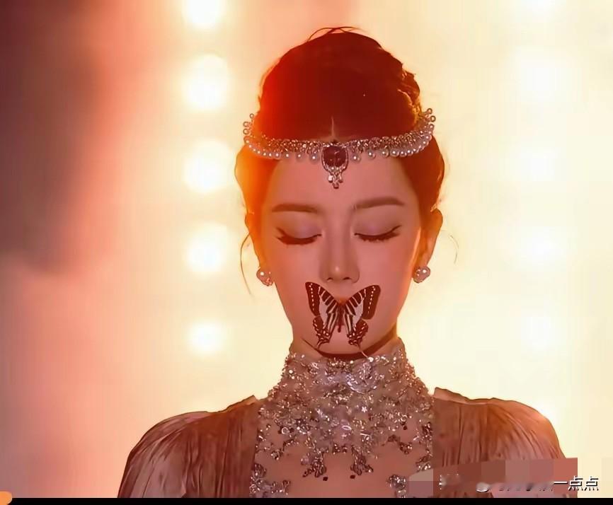 开始有点理解，
为什么迪丽热巴能被全网叫&34;毯神&34;了。

今晚封神的不是那身满钻，
是她敢在嘴上押注的那只蝴蝶。

今晚苏州，大雨。VOGUE&34;绝色&34;红毯，她第一个出场开毯，Zuhair Murad当季满钻高定全球首穿，Mikimoto的珠宝没挂脖子，盘头上当了额饰。

走到定点，雨还在下。她唇间衔着