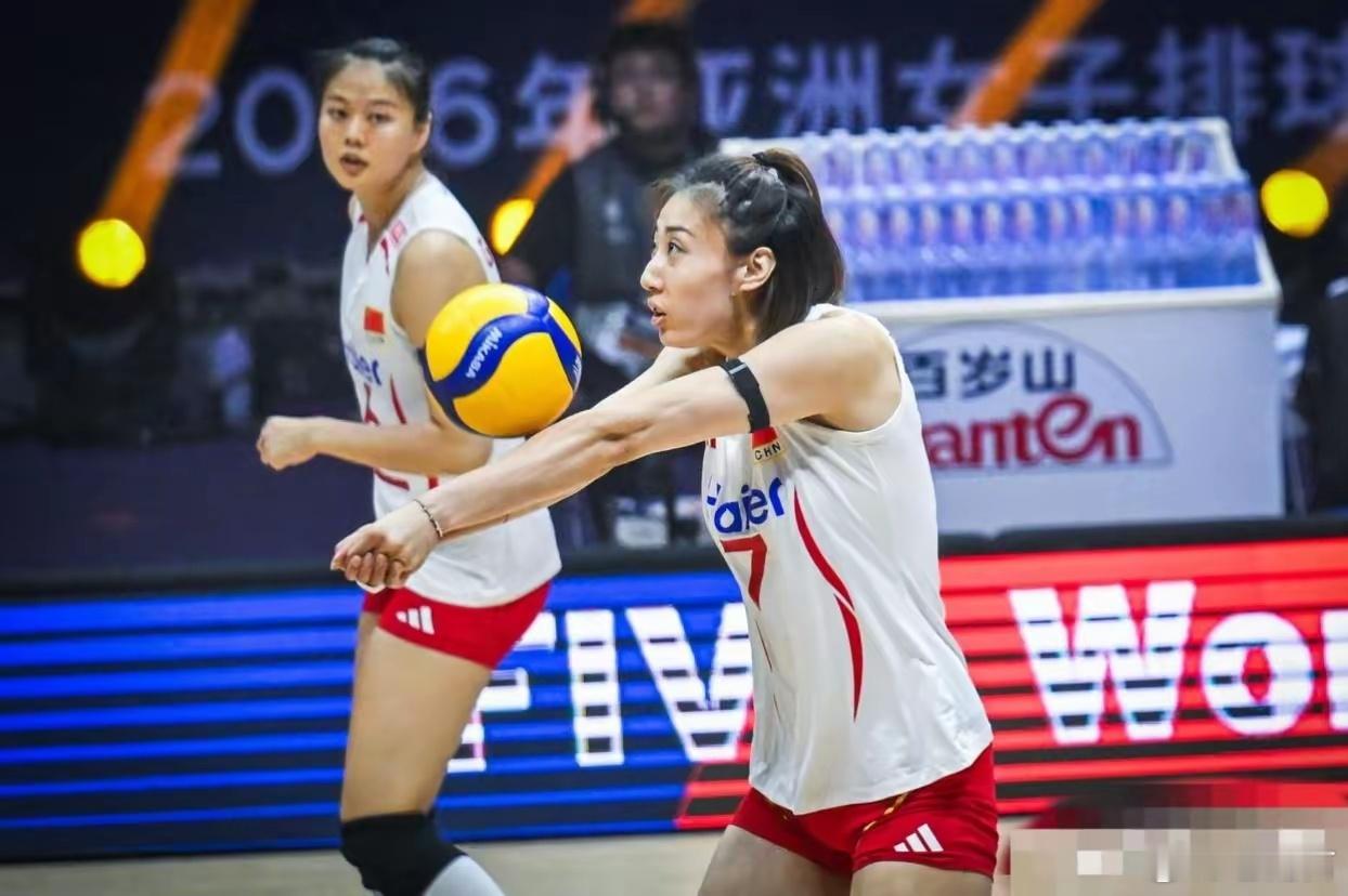 #中国女排目前世界排名第7#中国女排亚锦赛无缘冠军，失去直通2028美国洛杉矶奥运会资格！
​中国女排还有两条路打进美国洛杉矶奥运会！
​第一，中国女排参加明年美加女排世界杯，打进前三名自动获得参赛资格（难度极大，意大利、巴西、美国，土耳其女排硬实力在中国女排之上）
​第二，中国女排参加20 ​