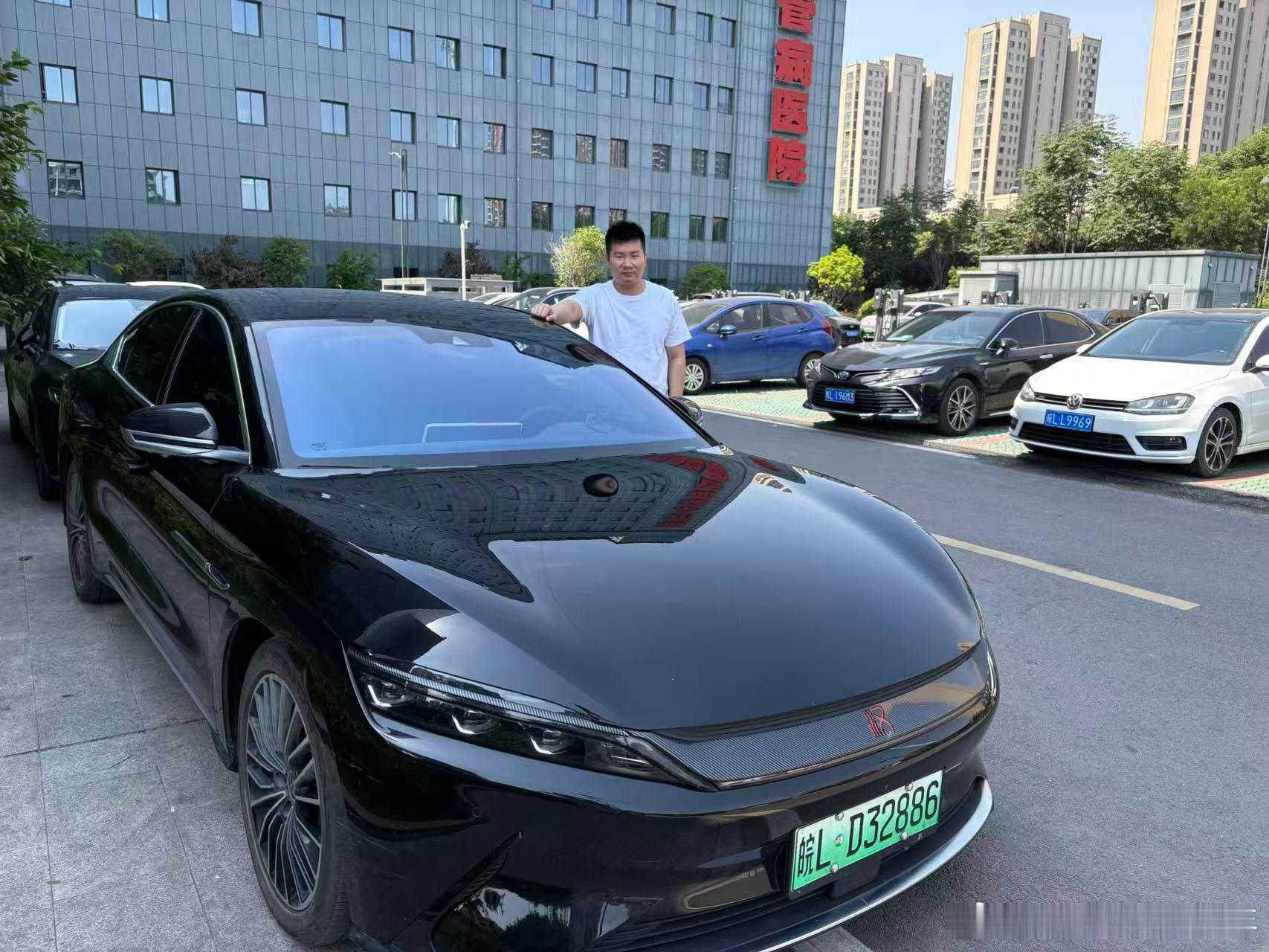 我是一名儿童康复治疗师，也是一位比亚迪汉EV车主。于我而言，工作与生活，都是一场温柔且漫长的治愈与陪伴。
我的日常，是守护一群可爱的“慢天使”。我目前在康复科，整天接触这些“慢天使”，这些孩子或许比普通小朋友成长得更慢一点，追赶世界的脚步更缓一些。每天的工作，就是陪着他们做康复训练 ​