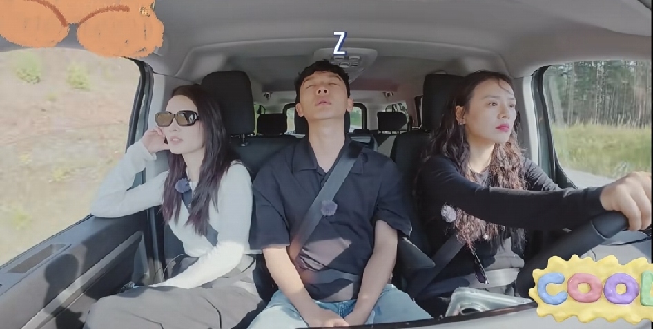 看花儿与少年综艺，我妈妈说：“张晚意这小伙子不错，情绪稳定，坐中间也能睡着，还放心马思纯开车”。
我寻思着，意思是平时我开车我妈妈有点不敢坐呗。
但不得不说，李沁和张晚意两人真的情绪稳定，马思纯不管怎么开，她俩都不怕，要是我都不敢坐马思纯的车。