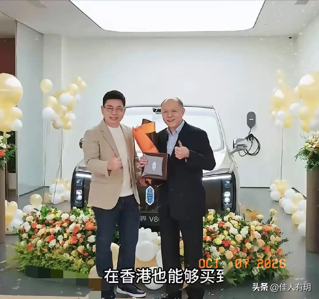 最近，一则消息引起了不少人的关注，那就是余承东亲自为霍震寰先生交付了一辆尊界V800，而霍震寰正是霍英东集团的总裁。这可不是一辆普通的车，而是一款国产超豪华车型，能够让商界大佬们一个个点头认可，这背后到底隐藏着怎样的故事呢？

提到超豪华车型，很多人第一时间想到的都是那些来自于欧美国家的品牌，比如劳