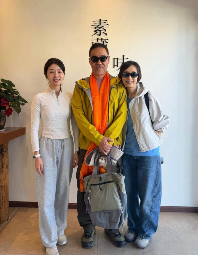 62岁刘青云和老婆郭蔼明在西藏旅游被偶遇，夫妻俩素颜露面，穿搭时尚有型，郭蔼明身材纤瘦，留着一头干练的短发，气质知性而优雅，保养得好年轻，她靠在刘青云的肩膀上大方合影，看起来好恩爱。