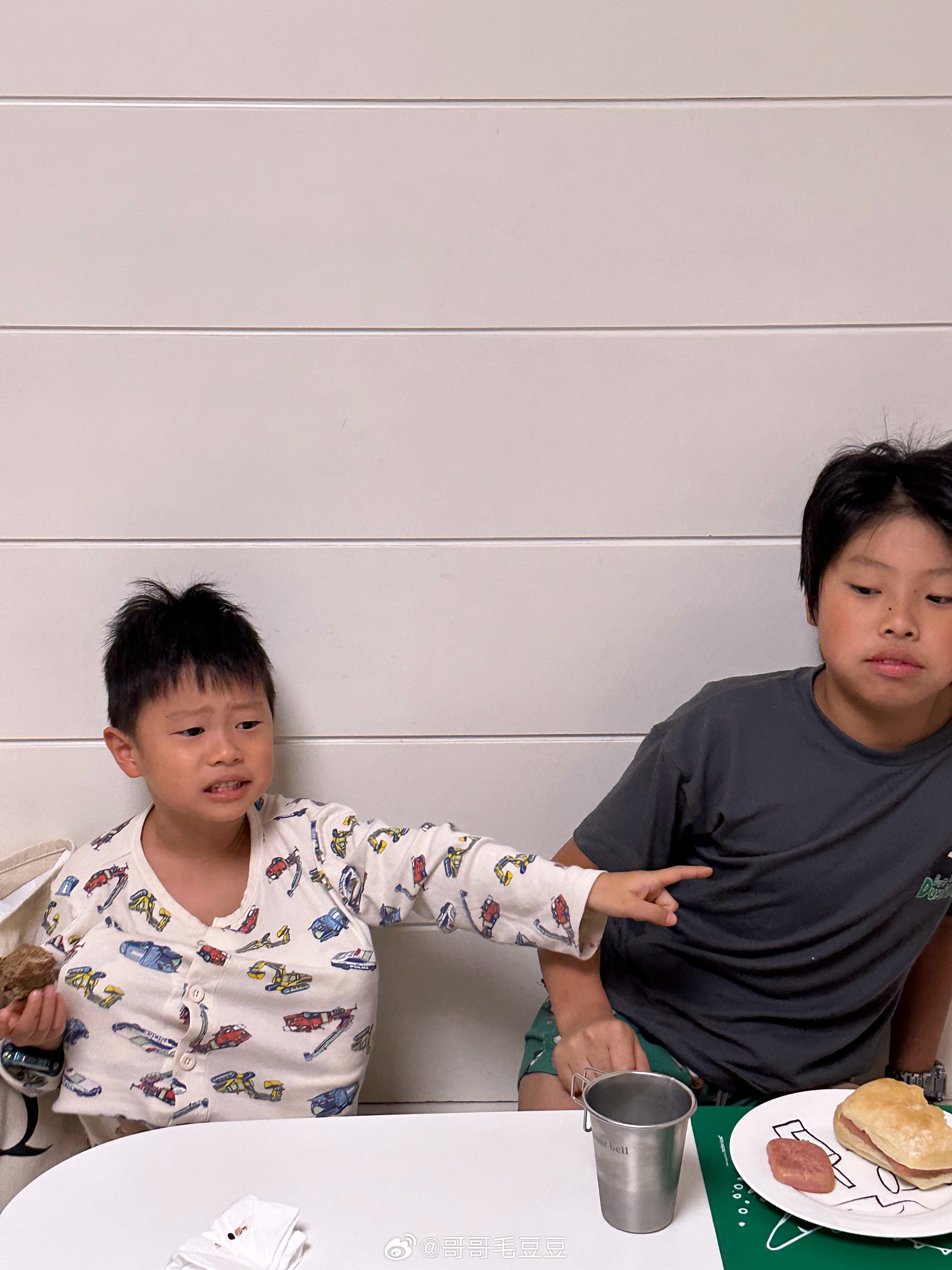 毛豆早饭，自己做的三明治，煎蛋加午餐肉加芝士加牛油果肥恩早饭，虾饺加蒸蛋，蛋里有午餐肉本来想着昨天吃了蒸蛋的，今天就不做了结果肥恩想吃蒸蛋还有家里的香菜的吃的香菜是我们家的鸟，在家已经半年了，因为它不想露面，所以就不出镜了今天早上肥恩起来就和哥哥吵了一架吵架原因是毛豆把肥恩手表的好友圈屏蔽了毛豆不给肥恩看好友圈类似于你亲戚不给你看朋友圈一样早安啦