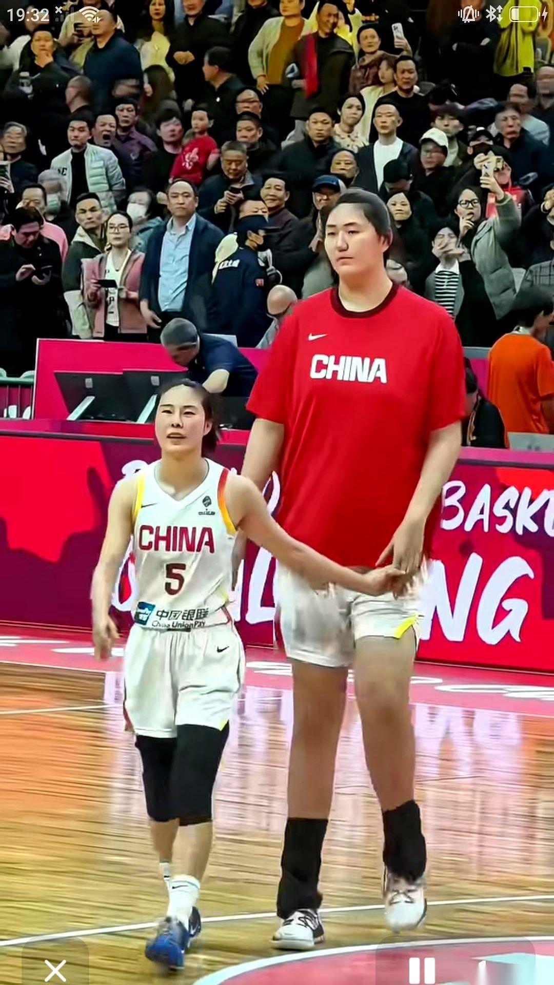 镜头里，1米75的王思雨站在旁边，就像个还没长大的小妹妹。她手里拿着球...