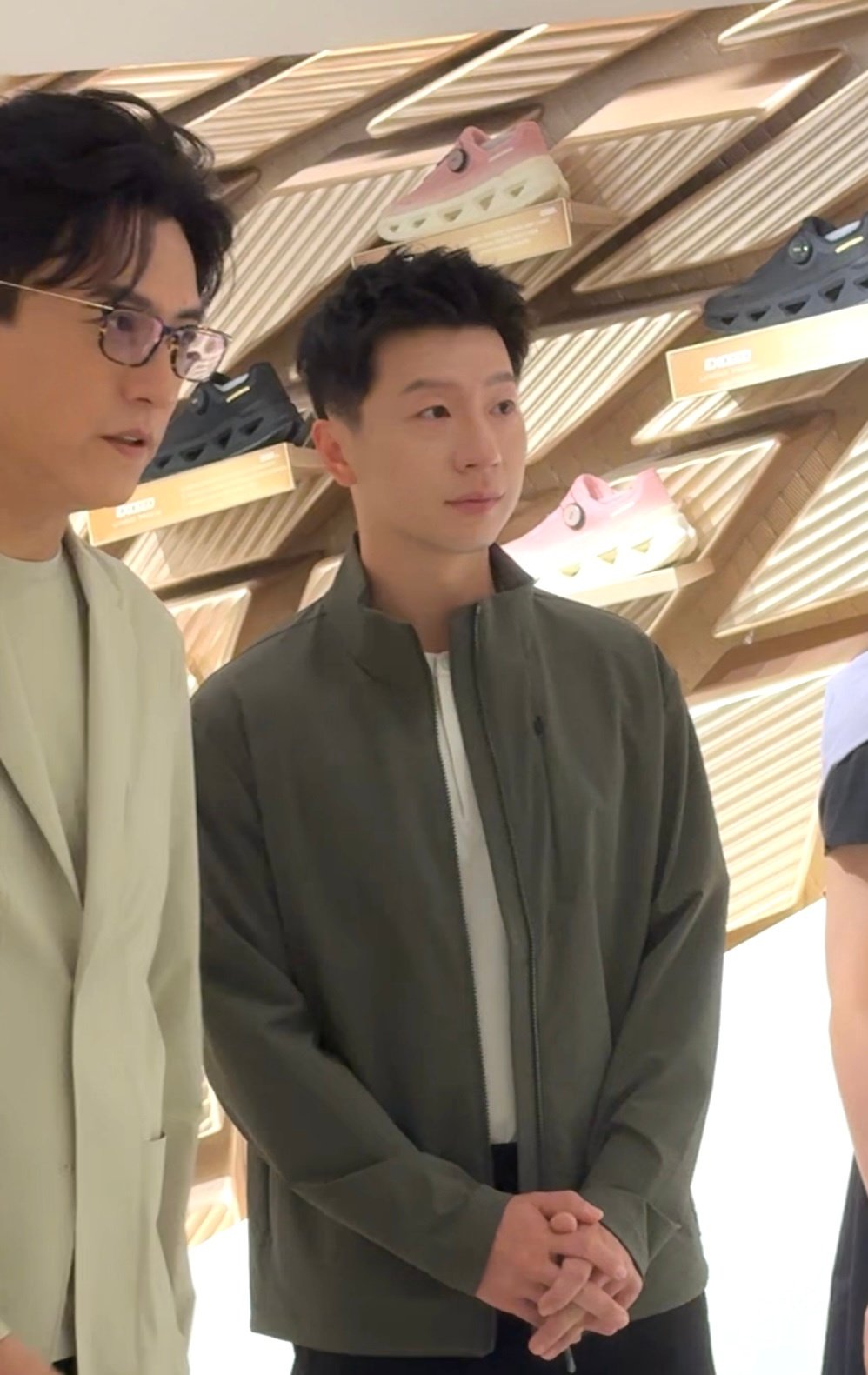 很显小捏我们龙儿 #靳东马龙上海街头同框路透##整个上海都在偶遇靳东马龙# ​