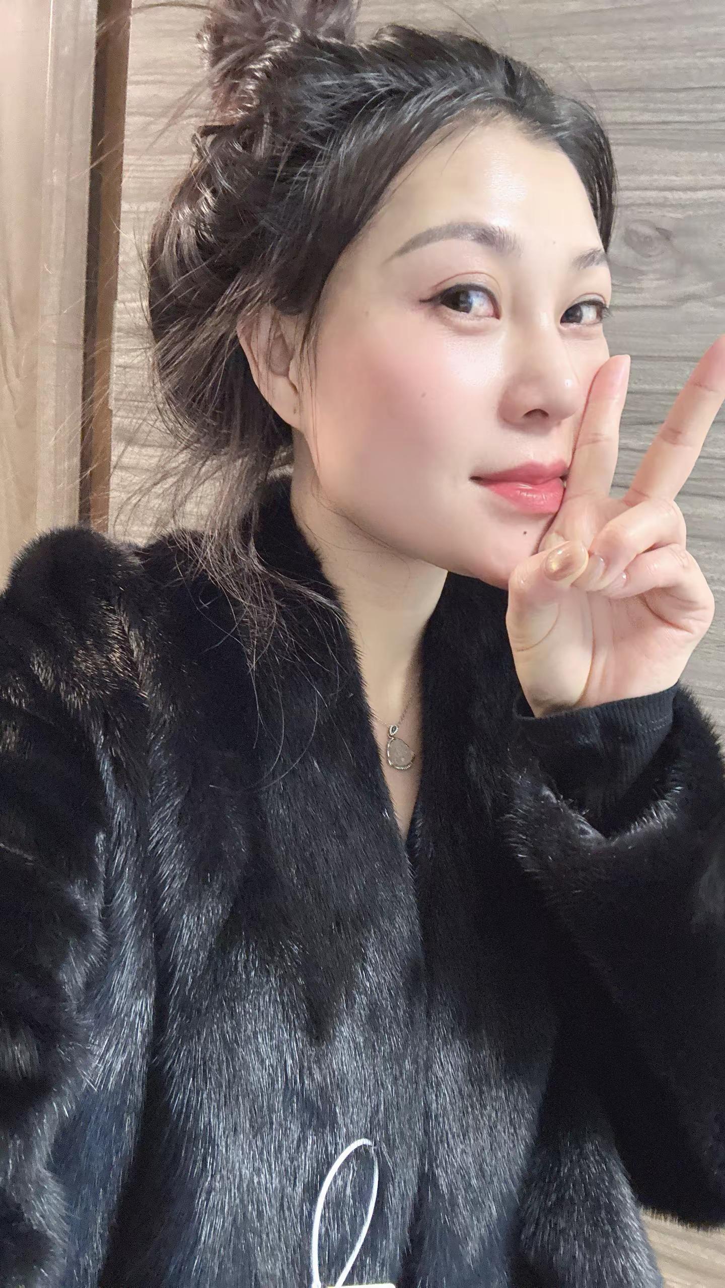 成熟女人的标准：穿貂.戴黄金.听凤凰传奇….