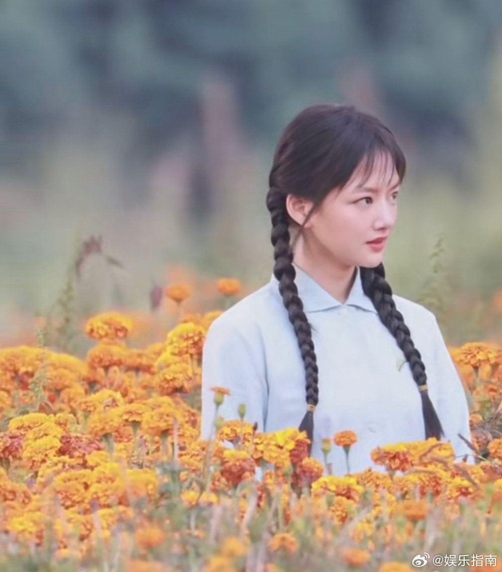 任敏《柿柿如意》许不是路透，花海中俏丽的小姑娘！ ​