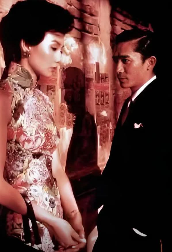 1990年，梁朝伟从片场回家后竟然放声痛哭，把刘嘉玲吓坏了，抓起电话打给王家卫：你对伟仔做了什么？王家卫有点懵：没有啊，不过是多拍了几遍。刘嘉玲眉头一皱：几遍呢？王家卫说出了一个数字，刘嘉玲炸毛了。