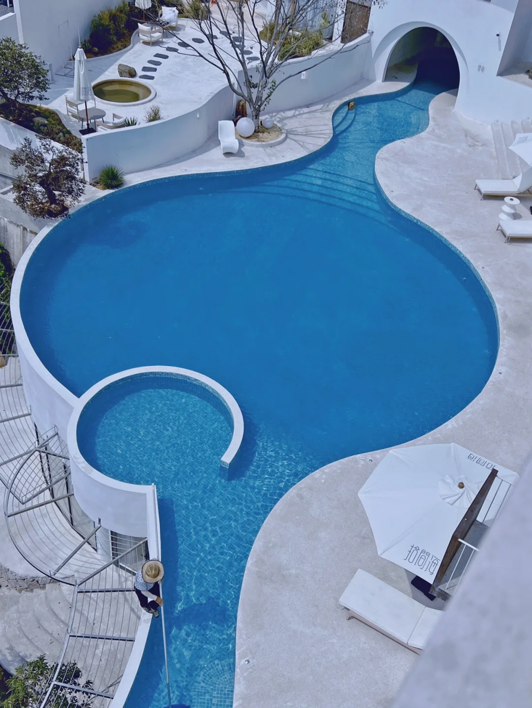 夏季旅行🔵🏊为了这个蓝色泳池入住的民宿