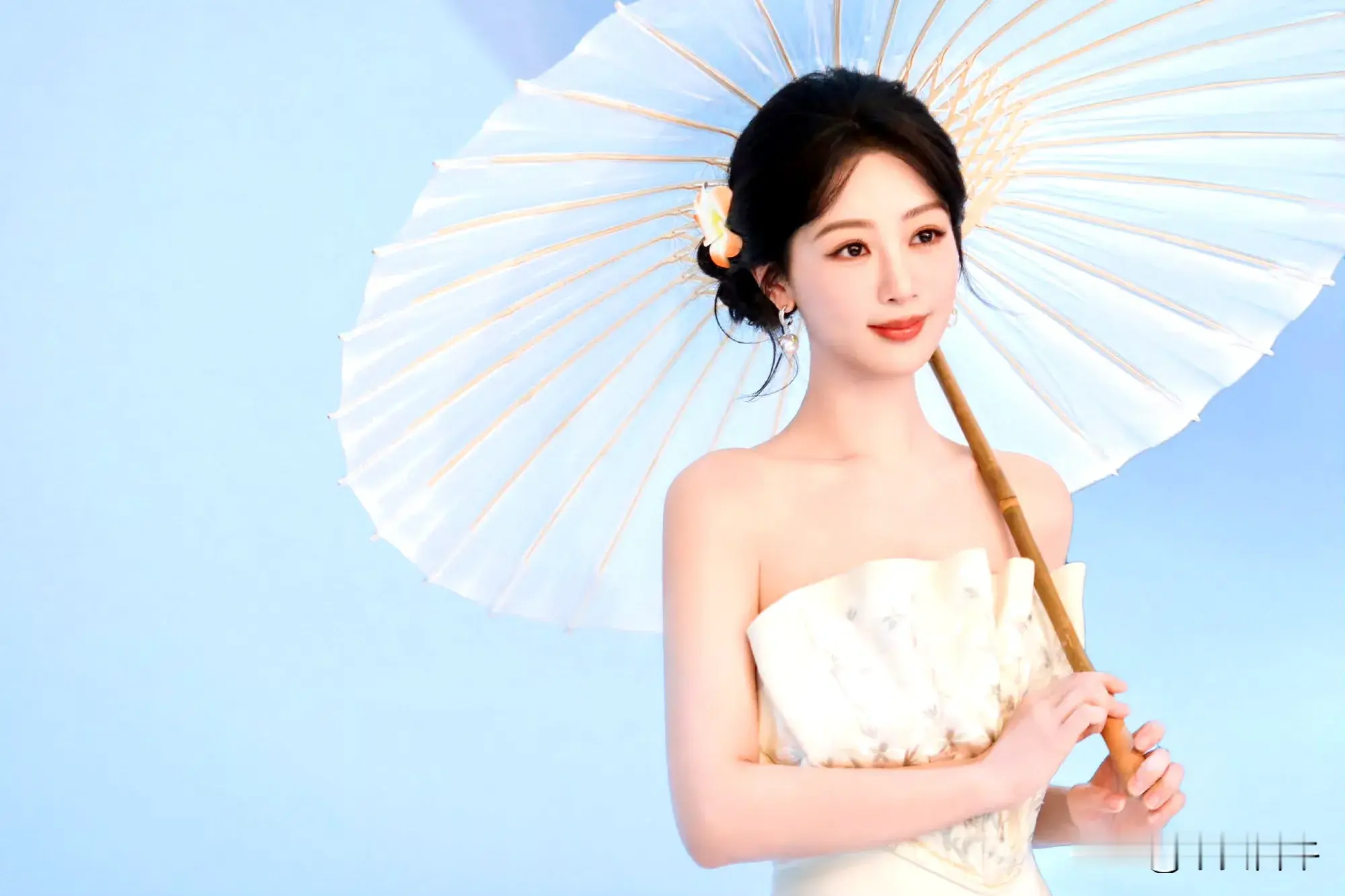  杨紫现在真的越来越好看了， 现在的她真是风格多变， 就连广告都能拍...