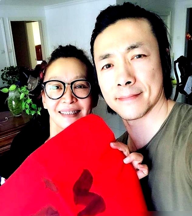 狗仔盯了十来年没摸着边，结果自己上台顺嘴给秃噜了。

祖峰在台上聊生活，一不留神把孩子带出来了，台下全愣了。要知道，他和刘天池结婚16年，对外一直被当成是“丁克”人设。按他漏的风声推算，孩子都上小学了。

这两口子硬是把家事捂得严严实实。当年《潜伏》里演李涯那么憋屈，现实里可是个狠人，让全家人从公众
