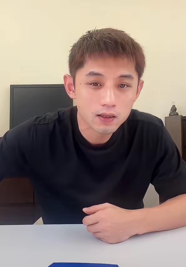 伤害性不高侮辱性极强！在遭到刘丁硕暗讽后，张继科在直播时也是进行了霸气回应：你段位不够、上不了台面，都懒得搭理！这一句把刘丁硕攒了两年的暗箭全挡回去了
​前国乒队员刘丁硕在直播间里憋了两年的话，终于在十月中旬一个晚上倒出来了，他说有人从2024年开始就没完没了地蹭国乒热度，说以前国家队是个温暖的大家