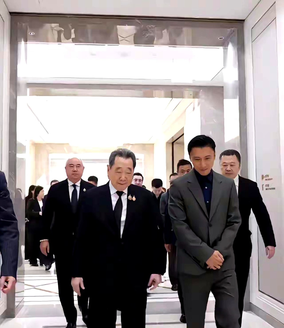 谢霆锋去泰国谈大生意，网友却全盯着对面那位老人的眉毛看。

正大集团掌舵人谢国民亲自出面接待。这场高规格的跨界会晤里，谢国民那两道极具辨识度的下垂眉毛格外抢戏。

白手起家打下跨国商业帝国，一生什么大风大浪没见过。长年身居高位，洞察世事，硬生生把岁月的刀霜刻成了这副沉郁厚重的面相。

都说相由心生，