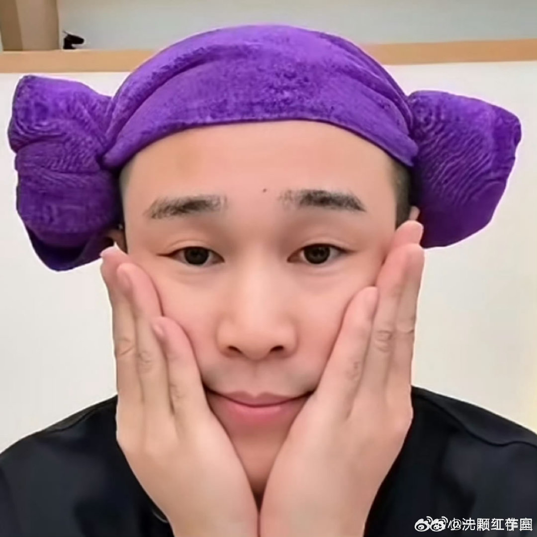 #小沈阳直播##小沈阳肿成蜜蜂小狗了#哈哈一觉睡醒眼睛肿成蜜蜂小狗😂晚上还有两个公演舞台，就算状态有点坎坷也依旧全力以赴，期待小沈阳今晚的舞台，加油！ ​