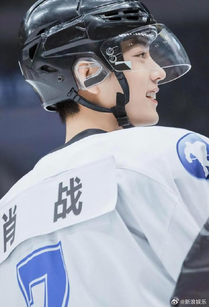 2021年，肖战在节目中打冰球。少年气的清爽与荷尔蒙的张力完美交融，干...