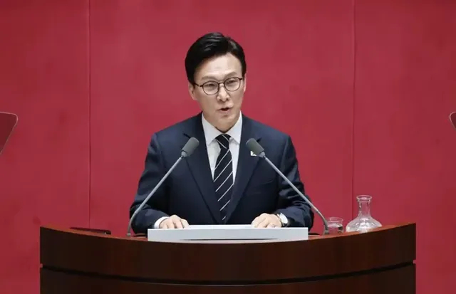 【李在明心腹放话：美国的时代已结束，韩国将进行重大战略调整】

李在明“铁杆心腹”通告全球，美国的影响力正在下降，只看美国时代已经结束了，韩国将进行重大战略调整。

当地时间9月7日，韩国执政党共同民主党党首、前国务总理金民锡在国会发表演讲，公开宣称"只看美国的时代结束了"。面对韩美关系 ​