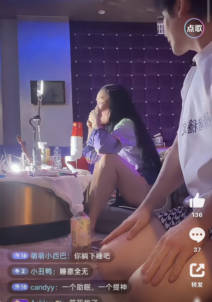 钟丽缇正轻声细语哄几万人睡觉，张伦硕突然在后面整出一声巨响，直播间全炸醒了。
那动静被网友戏称大屁，钟丽缇当场憋笑到表情失控，弹幕一片刚睡着直接吓清醒。前一秒沉浸式助眠，后一秒夫妻互怼现场。
这俩人早不是第一次这么搞。当年上综艺，因为浴室摄像头没挡好，张伦硕当着自己妈的面把钟丽缇数落到哭。全网骂