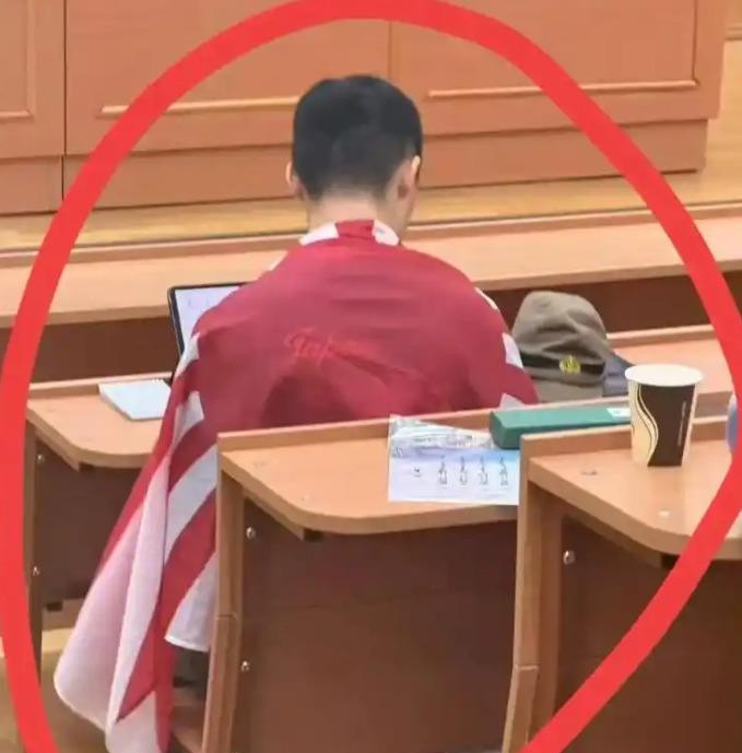 莫大历史系中国留学生把旭日旗披身上、桌上摆日军军帽这事，越想越不是“学术展示”四个字能轻轻带过的。10月14日前后，莫斯科课堂照片传回国内，旁边中国同学当场不舒服、事后走投诉流程，当事人后来发视频道歉，说做日本史实物佐证、被断章取义。可南京大屠杀、侵华苦难这些记忆，不是谁在异国教室披个旗就能变成“教