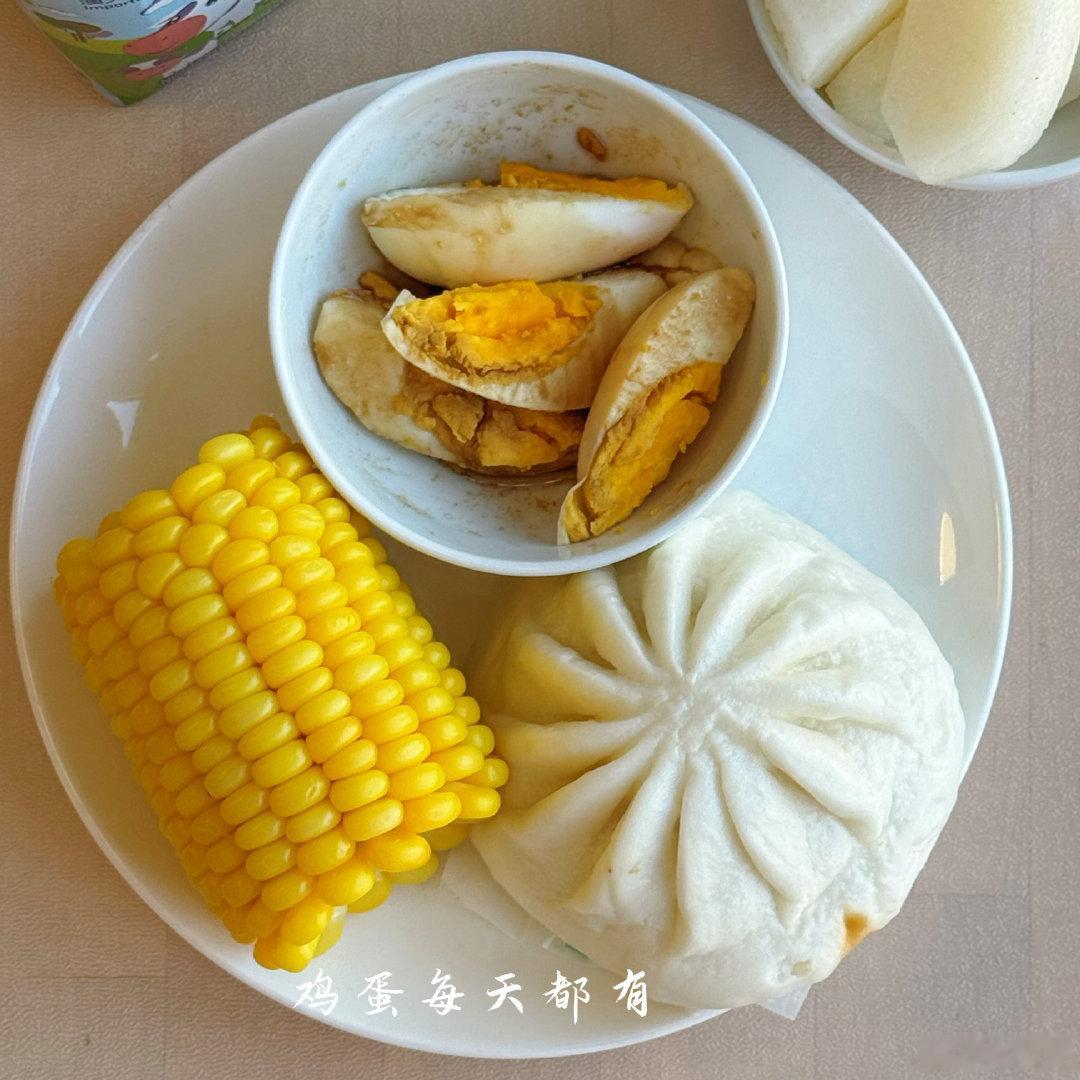好好吃早餐，小学生上学才有精气神[打call]#美食生活[超话]# 

不爱吃水煮蛋的小朋友，可以试试这招！酱油➕陈醋➕香油，简单调个料汁拌一下，我家娃直接干掉一整个🥚

#陈伟霆何穗带孩子骑行过程#刚办周岁宴就可以带着骑行了？！👍 ​
