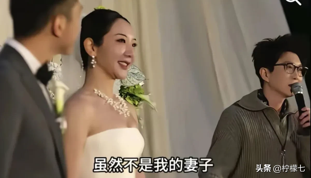 一句“她不是我的妻子”‼️毛不易婚礼致辞被骂没边界，真相却让人十分扎心🔥🔥
“从校服到婚纱，虽然不是我的妻子”毛不易婚礼致辞引发全网热议！ 
万万没想到毛不易在一名女性朋友婚礼上致辞引发网友热议。原本是一段很走心的好友婚礼致辞，结果却被一些博主掐头去尾，断章取义变成：虽然她不是我的妻子，但是