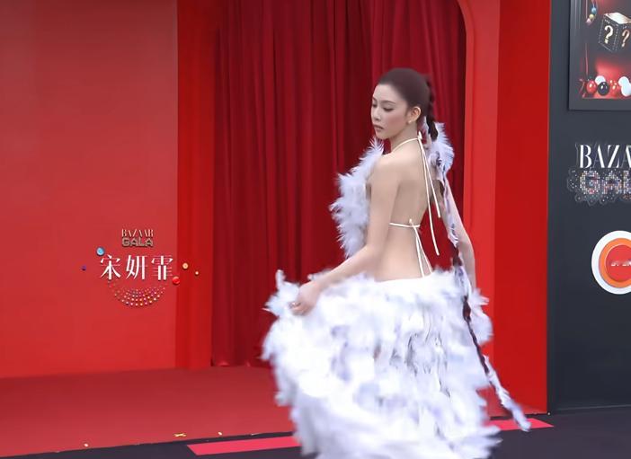 宋妍霏这一次去时尚芭莎真的是大秀好身材呀！！！

完美的露出背部至胯部，身材秀给所有人。

性感的雪狐娘～