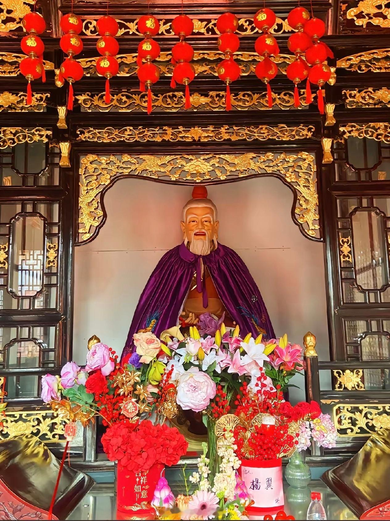 礼赞月老星君，感情运势极佳，旧爱回头或新欢降临，无论哪种都是正缘结局。 ​​​