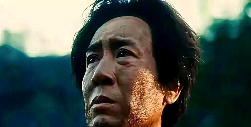 开播前全网群嘲“刘备怎么能演曹操”，播完观众全闭嘴了。

《军师联盟》里，于和伟捡掉桌上的饭粒吃，对夫人挤眉弄眼，嗓子沙哑带点匪气，直接把曹操演活了。

当年新《三国》他演刘备，隐忍委屈的劲儿被吐槽不像皇帝。《历史的天空》演万古碑，更是坏到大妈当街开骂，连老演员都说“全国人民最讨厌的一张脸出现了”。
