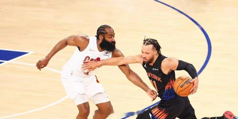 #詹姆斯成NBA首位现役亿万富翁#10亿美元身家，詹姆斯四冠含金量还在争。
​​争论在继续，但资本用脚投票。福布斯宣布，詹姆斯已是NBA首位现役亿万富翁。
​​10亿身家，7.25亿估值。健身10分钟，入账数十万美金。四冠争论不休，亿万身家却鲜有质疑。华尔街分析师认为，他的商业价值，已超越球技本尊。 ​