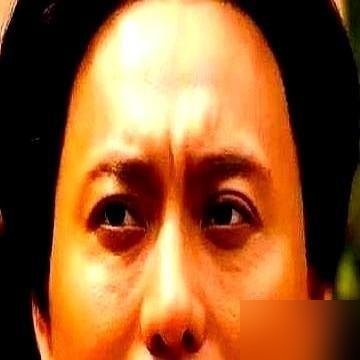同是演教员，王仁君拿了飞天视帝，侯京健已经转型做出品人投短剧了。
王仁君在《浴血荣光》里抠细节，颁奖礼脱稿讲了四分钟，被全网叫“教科书级表达”。赵丽颖还专门发文喊他“二哥哥”，《知否》的滤镜又杀回来了。
侯京健呢，演了那么多次伟人，转头就跨界搞投资，短剧赛道都踩进去了。
一个往深里扎，一个往宽