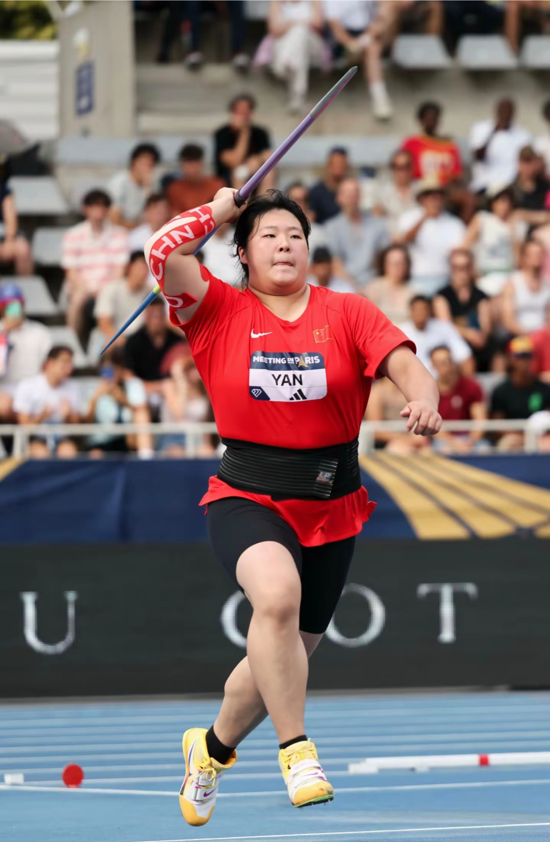 严子怡破纪录夺冠：那个被说“太普通”的女孩，终于让所有人闭嘴了

很多人第一次注意到严子怡，并不是因为她赢了，而是因为她“太不像冠军”。没有惊人的背景，没有铺天盖地的营销，也没有所谓“天才少女”的光环。甚至在不少网友眼里，她只是国家队里“存在感不高”的那个年轻选手。可偏偏就是这样一个曾被低估的女孩，