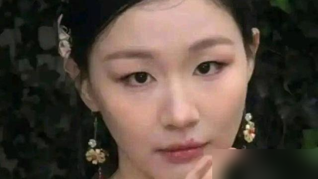 金靖瘦到98斤，热搜里全是骂她丑的。
结果这姐们直接乐了，说终于把胖这个标签摘了。腰围从65掉到60，减的全是脂肪，肌肉一点没掉。方法听着特不励志，就俩字：早睡。晚上九点往床上一躺，九点半必须闭眼，不节食不撸铁。
别人减肥靠狠，她减肥靠睡，还睡成了。
之前上综艺，她敢当面怼迪丽热巴心好丑，转头