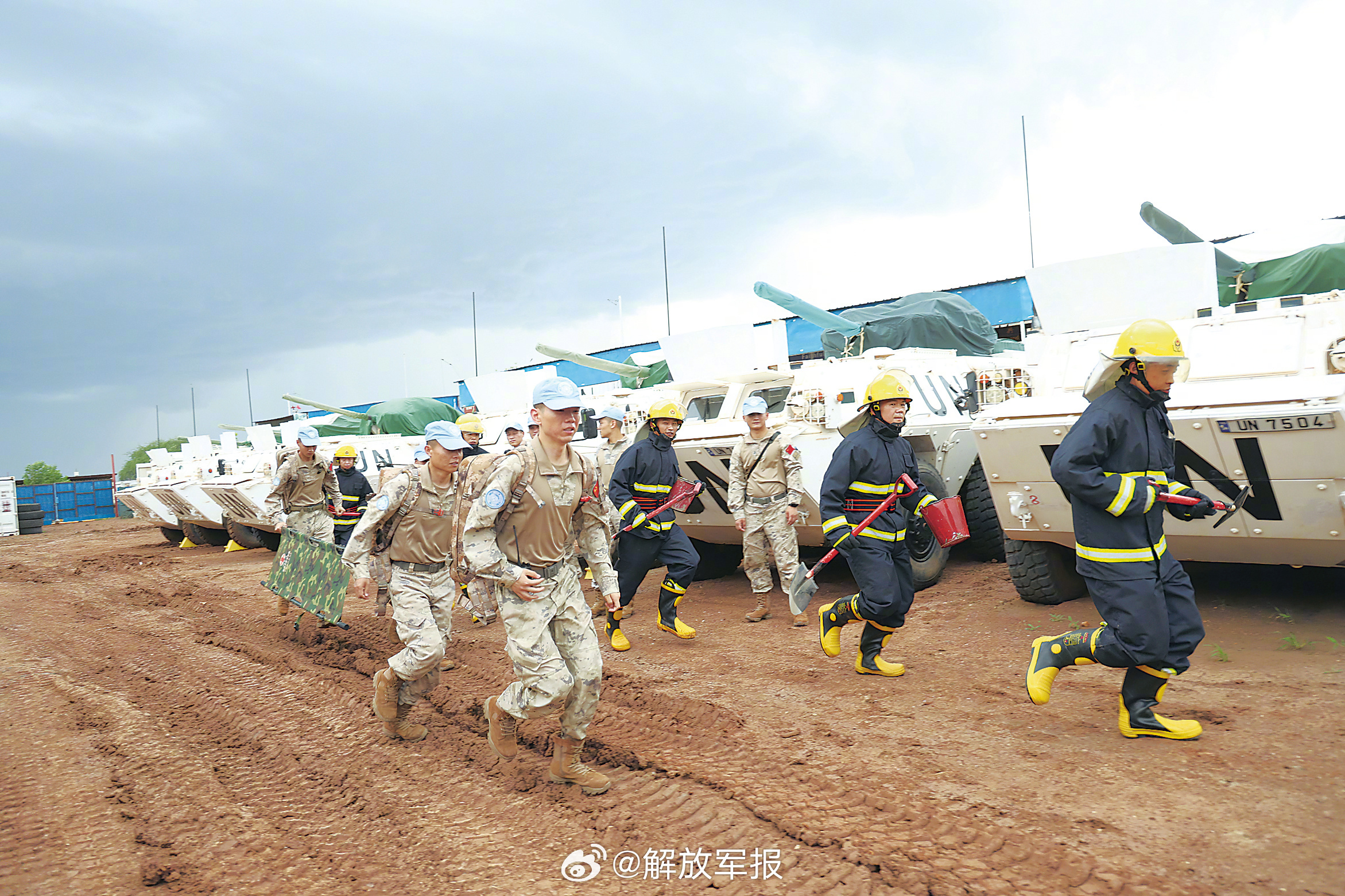 【中国赴阿卜耶伊维和快反分队开展消防演练】解放军报讯 杨彪、邓逸凡报道...