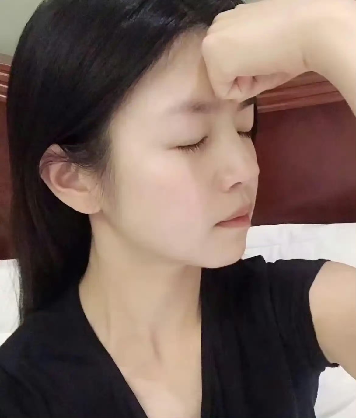 陈妍希这身材管理，真的是把“自律”刻进骨子里了。一天只吃一顿饭，白天全靠两杯咖啡扛着，晚上那顿还是纯素食，不放油、不放盐、连调味料都不加，这吃法换普通人，估计三天都撑不住。
拍戏的时候更拼，随身揣个体重秤，体重超一点就立刻少吃，轻了才敢多吃两口，经纪人还在旁边盯着，数字一飘就提醒。
当年演小龙女被调