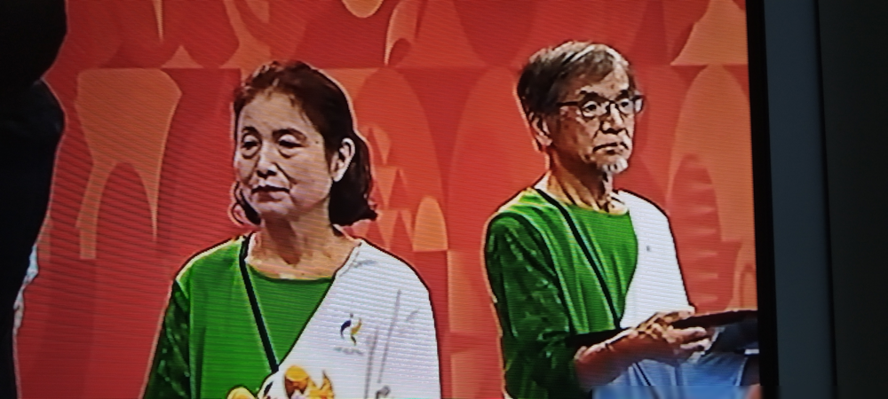 亚运会颁奖台上，端着金牌盘子的是一群头发花白的大爷大妈，没看错，不是礼仪小姐。
这事发生在名古屋，游泳颁奖礼上，礼仪人员全是中老年人，最老的志愿者91岁。组委会说得很直接：招聘没设年龄上限，下限18，只要培训过关就能上。
为啥不用年轻人？当地学生要么上课要么打工，志愿者没工资，只有交通补贴，还得