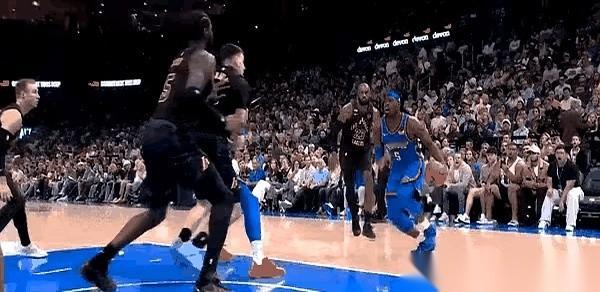 雷霆队那个叫多尔特的大哥，前阵子那一摔，我敢说，看过直播的人，后背都跟...