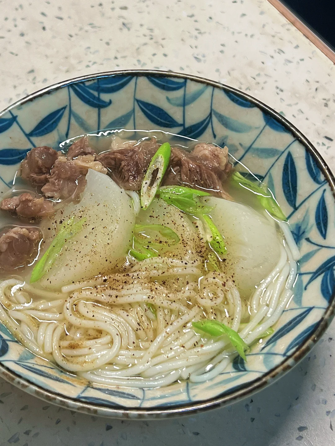 好喝又暖和的萝卜牛肉汤米粉！