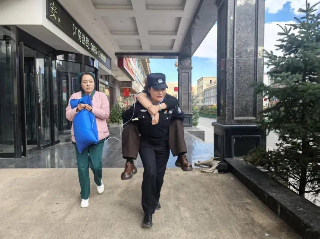近日
昌都市丁青县公安局8号警务站
接到辖区某酒店求助称
一名外地游客在客房突发严重高原反应
无法自主行动 情况紧急❗️ ❗️ 
接警后 
站内民辅警携带氧气、急救物资赶赴现场
到达现场第一时间查看游客身体状况 
小心翼翼背起游客稳步撤离客房
平稳护送至120急救车旁🚑
全程配合医护人员完成交接
 ​