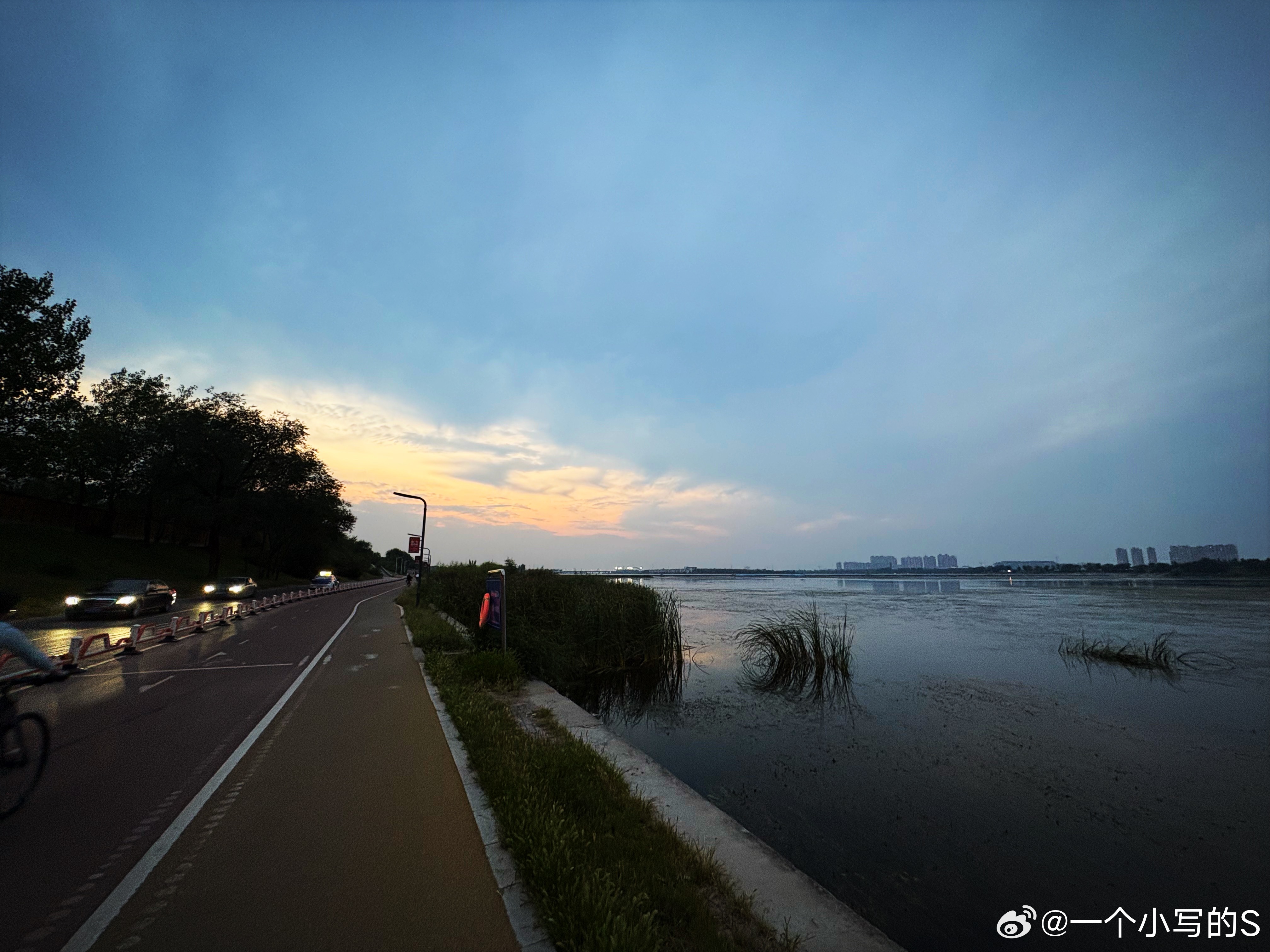 今天，车骑了很远，但距离目标终究还是差了一点。途中险些转到一个突然横穿马路的小孩，家长急的大喊，可我只想探究“早干嘛去了？”这个问题的答案。迎着夕阳落下的方向，去看了看音乐节即将开始的现场距离，骑车过去只需要四十分钟，刚好适合午饭后不急不慌地过去。下午用勺子挖着吃了半个西瓜，骑回来又吃了一份熏三文鱼三明治，只求明天体检的时候，尿酸别太高。果然，年纪大了，做什么都显得心酸。看了看以前，又看了看现在，好像跟想的也没差太远，甚至比想象中更好一些。所以，或许未来，真的能得偿所愿，行星撞地球，三体人攻来，或者月球加速离开导致潮汐改变，太平洋暖流变成乱流，厄尔尼诺与拉尼娜交替出现，一来就是好几年。