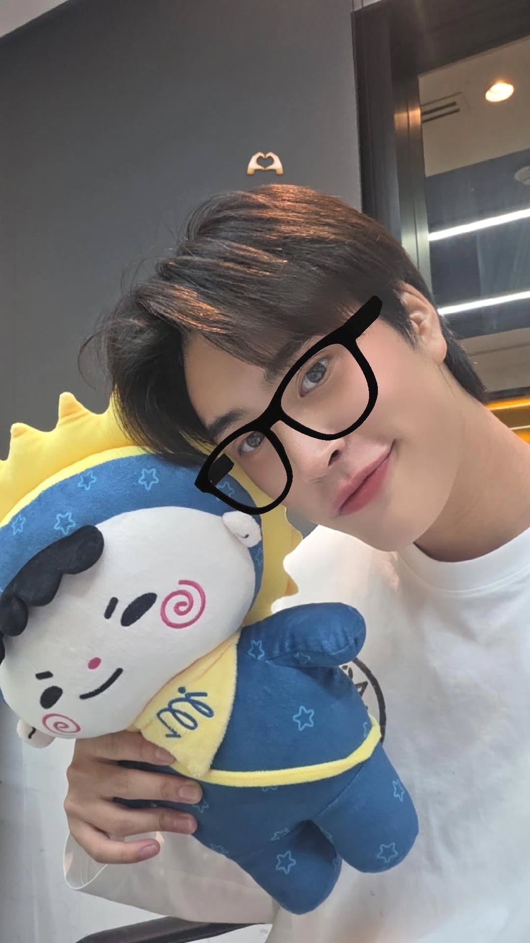 眼镜小猫在卖萌（暗示演唱会有大娃周边吗）🥺

©gemini_nt 快拍更新 ​