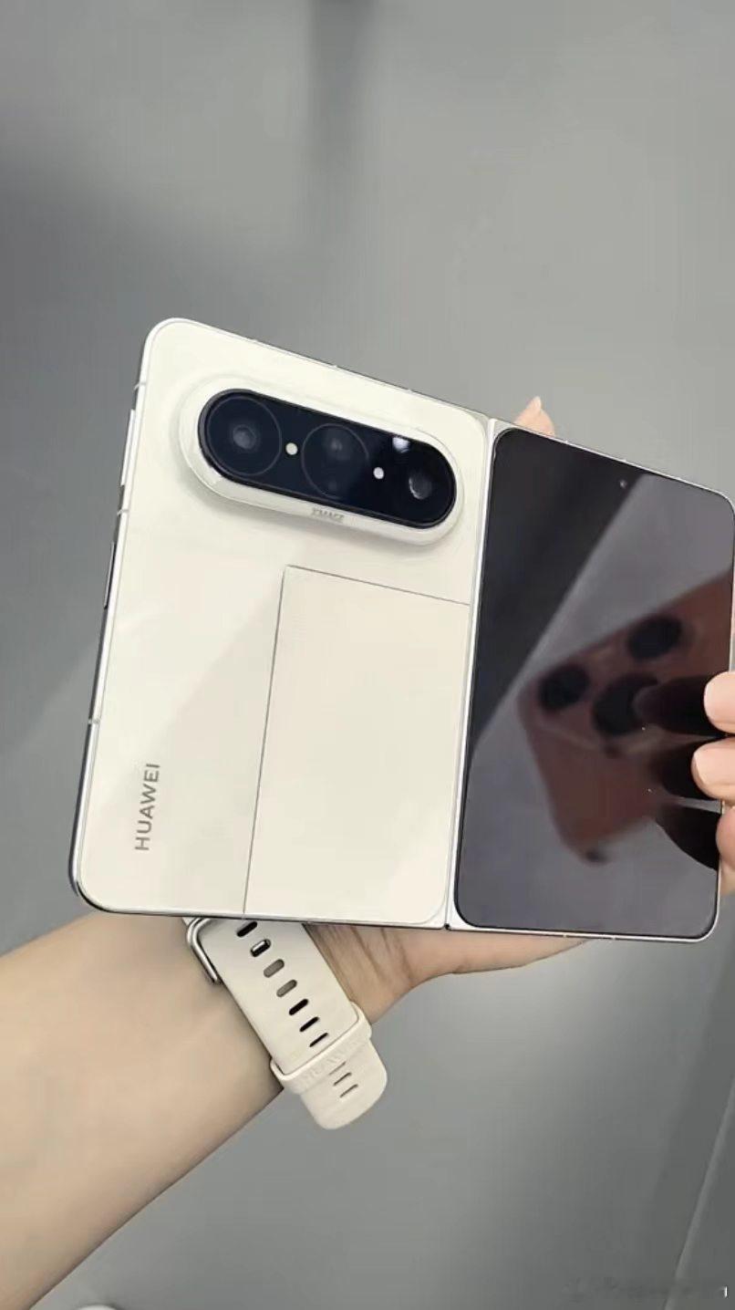 #iPhoneDuo办eSIM好难#实测国行iPhone Duo开卡流程格外繁琐，必须本人携带身份证和新机到运营商自营网点，线上自主开卡还没全面开放，华为折叠开卡自由不受限制。 ​