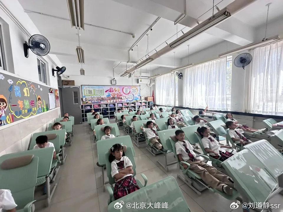 #北京一小学学生午休太舒服了#
不知道小学生有没有打呼噜的[doge]
记得初中有一次午休
一哥们趴桌上打呼噜所有人都没法干自己的事
哦对 一人还得配个眼罩 要不拉窗帘所有人都必须睡了[二哈] ​