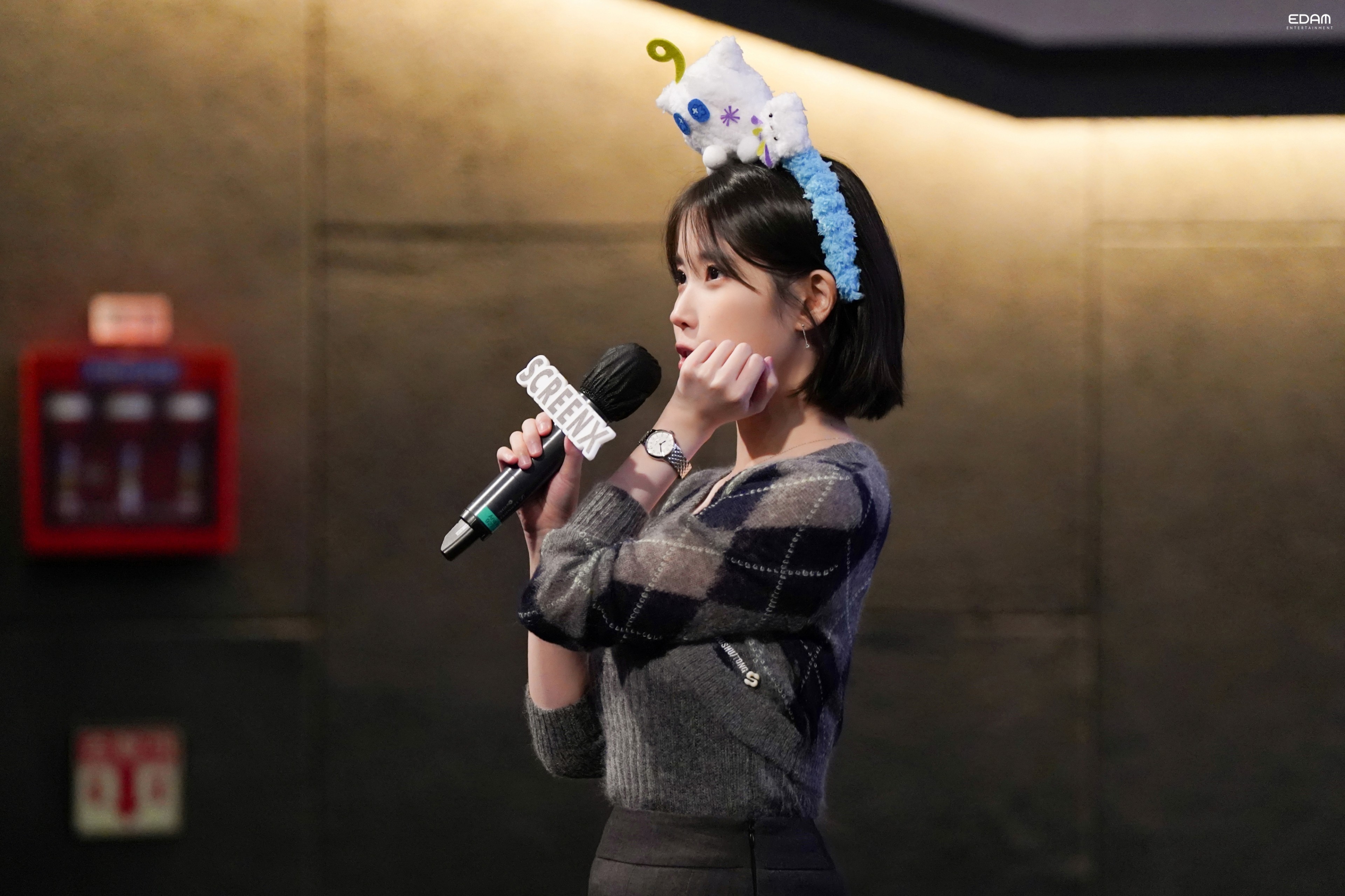 #IU[超话]##IU[超话]#🐥#IU韩国第一女solo# 
onlyU美图–260929 IU POST [📬]

您下单的IU舞台问候幕后花絮到了

【cr:IU official 】
网易云🎵
🎧《이 별로부터 (Unknown Planet)》
🎧 《Dear my crazy soulmate》 ​​​