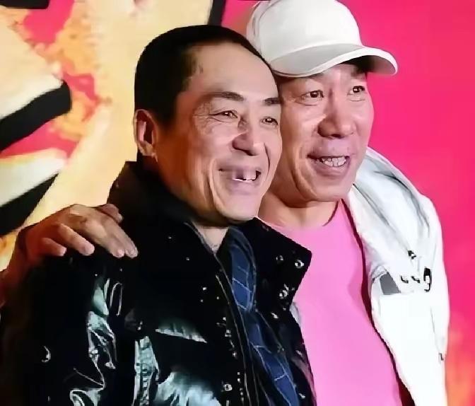 1997年，张艺谋的父亲临终前，在病床上告诫儿子：“你务必提防一个人，你根本斗不过他！”张艺谋嘴上应承，心里却没当回事，岂料后来的遭遇，让他追悔莫及……

父亲张秉钧见过张伟平不过两三面，却把人看穿了。老人家黄埔出身，干过国民党军需官，新中国成立后到陕西农林系统收尾一生，半辈子都在看账本、看人脸色、